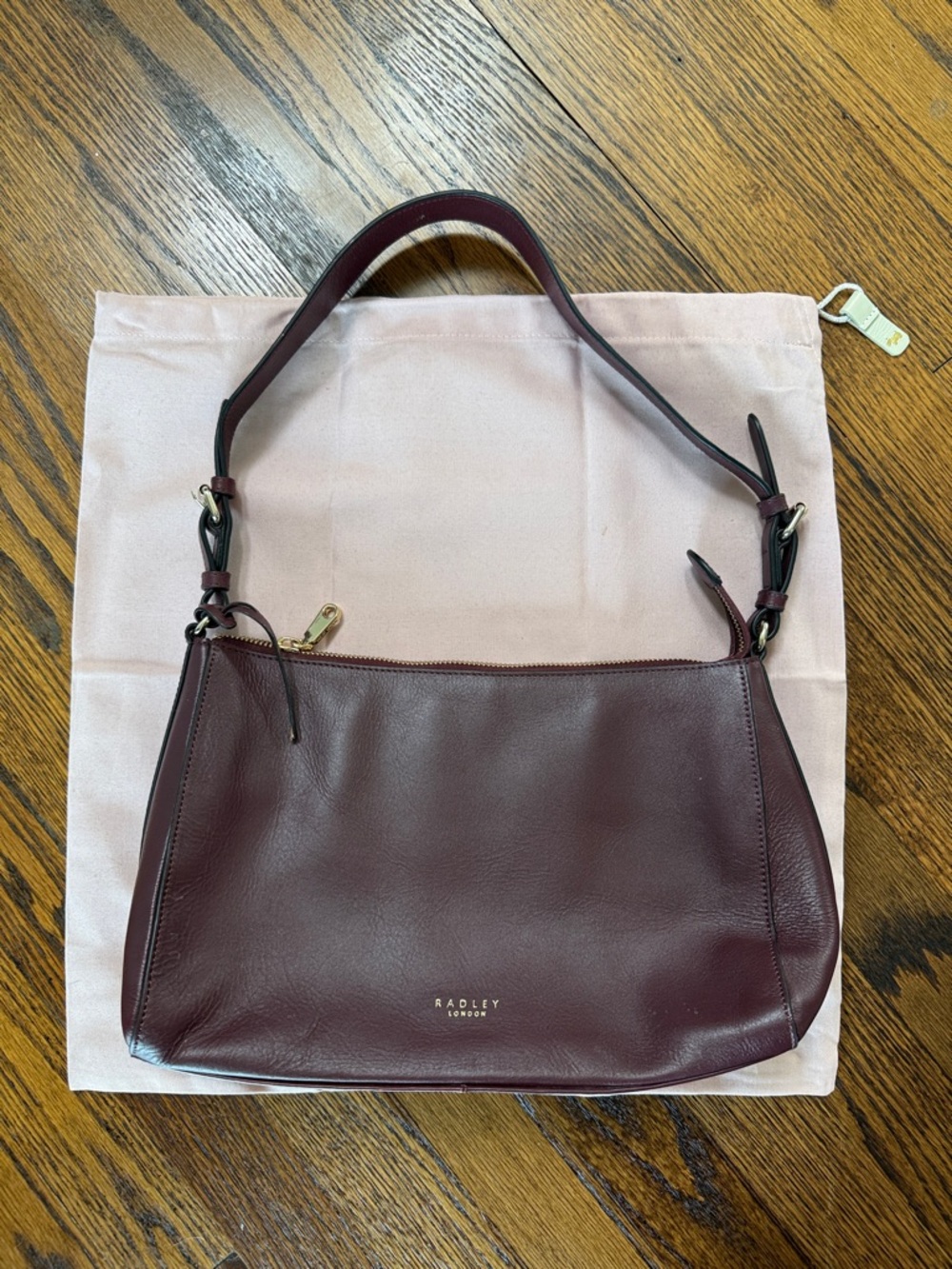 B39 RADLEY LONDON Burgundy Leather Shoulder Bag with Adjustable Strap